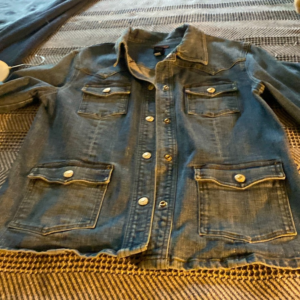 Gap stretch Blue Jean Jacket, size Large, 4 front pockets, snap buttons